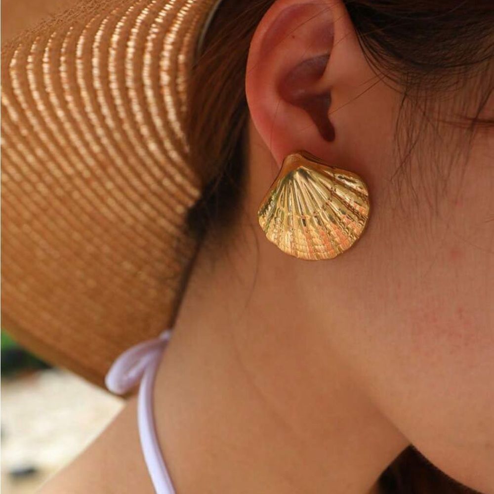 Gold seashell stud earrings S496 - Picture 1 of 4